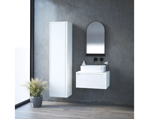 Moderná kúpeľňa s bielou skrinkou pod umývadlo, zrkadlovou skrinkou a vysokou skrinkou