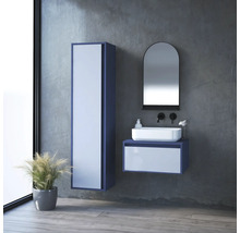 Moderný kúpeľňový komplet s umývadlom, zrkadlom a vysokou skriňou pred sivou stenou