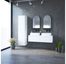 Kúpeľňa s umývadlami, zrkadlami, skrinkou pod umývadlo a vysokou skriňou