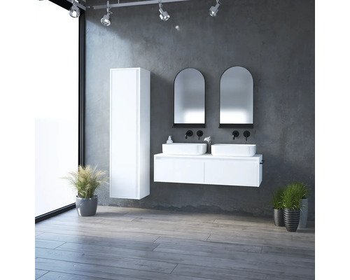 Kúpeľňa s umývadlami, zrkadlami, skrinkou pod umývadlo a vysokou skriňou