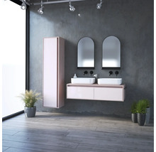 Moderná kúpeľňa s umývadlom, dvoma umývadlami, dvoma zrkadlami a vysokou skriňou