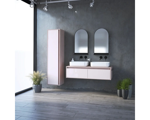 Moderná kúpeľňa s umývadlom, dvoma umývadlami, dvoma zrkadlami a vysokou skriňou