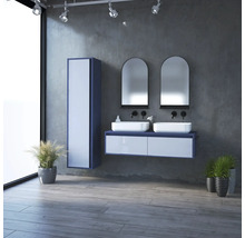 Moderná kúpeľňa s dvojitým umývadlom, zrkadlovou skrinkou a lesklými čelami.