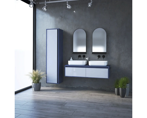 Moderná kúpeľňa s dvojitým umývadlom, zrkadlovou skrinkou a lesklými čelami.