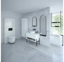 Svetlá kúpeľňa s toaletou, umývadlom, zrkadlom a vaňou