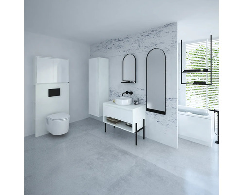 Svetlá kúpeľňa s toaletou, umývadlom, zrkadlom a vaňou