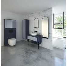 Moderná kúpeľňa s toaletou, umývadlom, zrkadlami a vaňou.