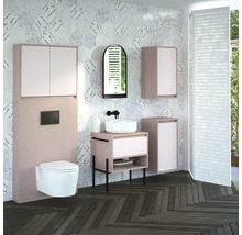 Moderná kúpeľňa s umývadlom, zrkadlovou skrinkou, závesným WC a mozaikovými obkladmi