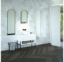 Svetlá kúpeľňa s bielym umývadlom, zrkadlami a šesťhrannými obkladačkami.