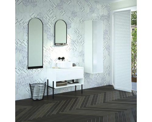 Svetlá kúpeľňa s bielym umývadlom, zrkadlami a šesťhrannými obkladačkami.