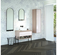 Moderná kúpeľňa s umývadlom, zrkadlom, skrinkou pod umývadlo, závesnou skrinkou a obkladmi s mramorovým vzhľadom.