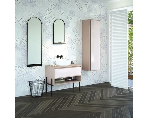 Moderná kúpeľňa s umývadlom, zrkadlom, skrinkou pod umývadlo, závesnou skrinkou a obkladmi s mramorovým vzhľadom.