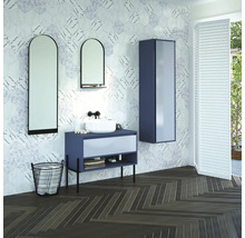 Kúpeľňa s umývadlom, zrkadlami, umývadlovou skrinkou a drevenou podlahou so vzorom rybej kosti