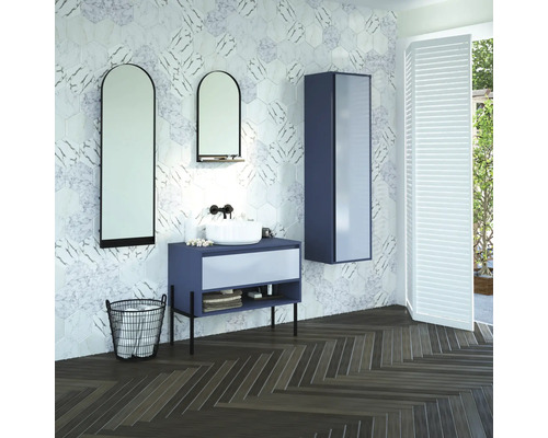 Kúpeľňa s umývadlom, zrkadlami, umývadlovou skrinkou a drevenou podlahou so vzorom rybej kosti