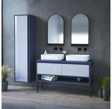 Moderná kúpeľňová súprava s dvojitým umývadlom, zrkadlami a vysokou skriňou pred sivou stenou