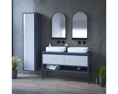 Moderná kúpeľňová súprava s dvojitým umývadlom, zrkadlami a vysokou skriňou pred sivou stenou