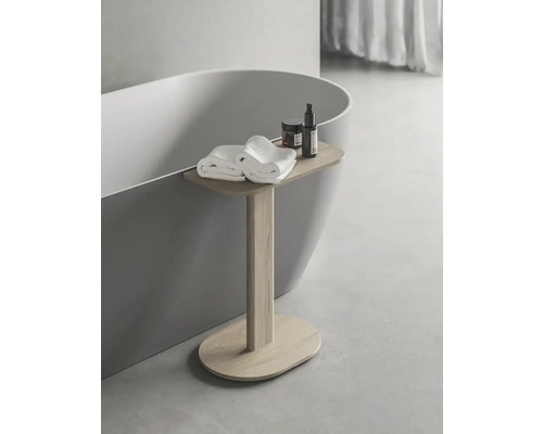 Drevená vaňová polička s uterákmi a kozmetickými produktmi