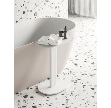 Kúpeľňová scéna s vaňou, uterákmi a kúpeľňovými doplnkami na odkladacom stolíku