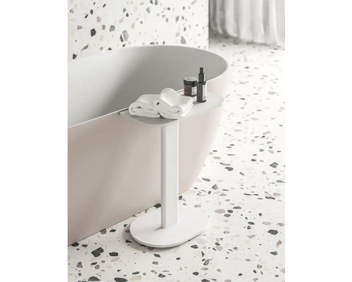 Kúpeľňová scéna s vaňou, uterákmi a kúpeľňovými doplnkami na odkladacom stolíku