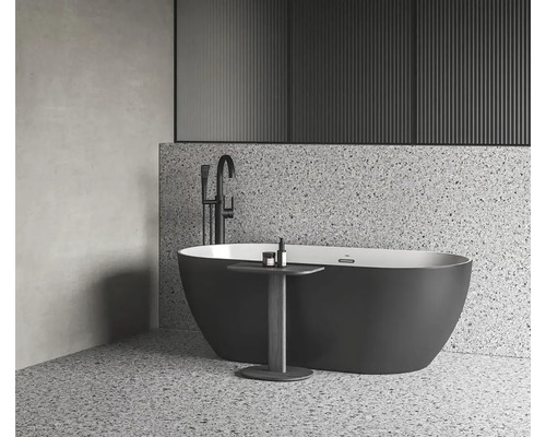 Moderná kúpeľňa s voľne stojacou vaňou, armatúrou a odkladacím stolíkom