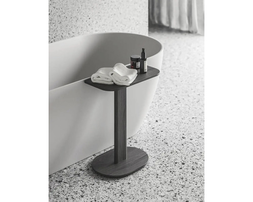 Kúpeľňová scéna s vaňou, uterákmi, kozmetickými produktmi a odkladacím stolíkom