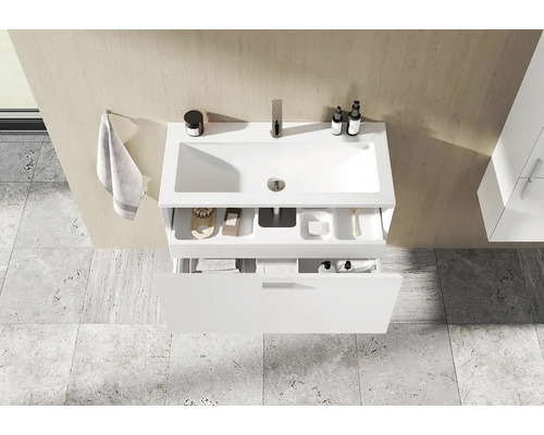 Pohľad zhora na kúpeľňu s umývadlovou skrinkou so zásuvkami.