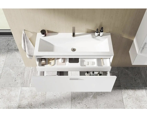 Umývadlová skrinka so zásuvkami, kúpeľňové armatúry a uterák