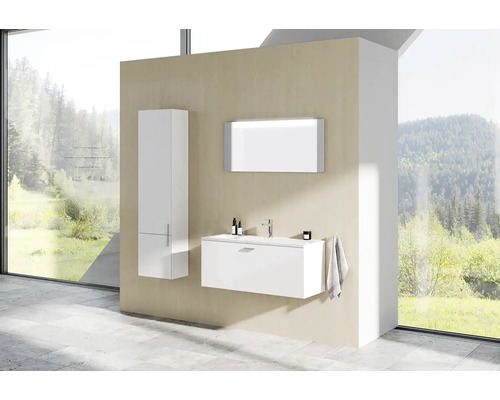 Moderná kúpeľňa s umývadlom, zrkadlovou skrinkou a vysokou skrinkou