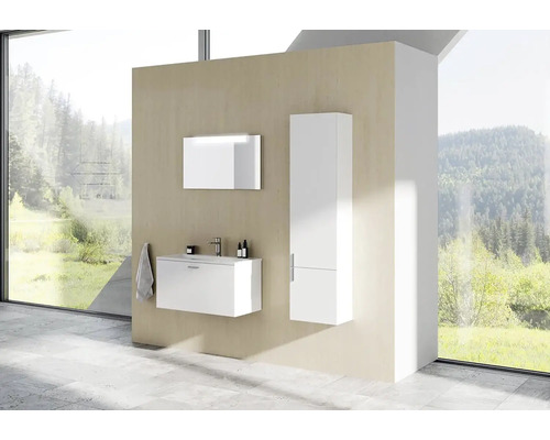 Moderná kúpeľňa s umývadlom, zrkadlovou skrinkou a vysokou skriňou