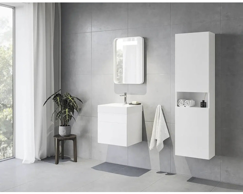 Moderná kúpeľňa s umývadlovou skrinkou, zrkadlom a vysokou skrinkou pre štýlové zariadenie