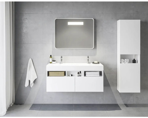 Moderná kúpeľňa s bielym umývadlom, zrkadlom a vysokou skriňou pred sivou stenou.