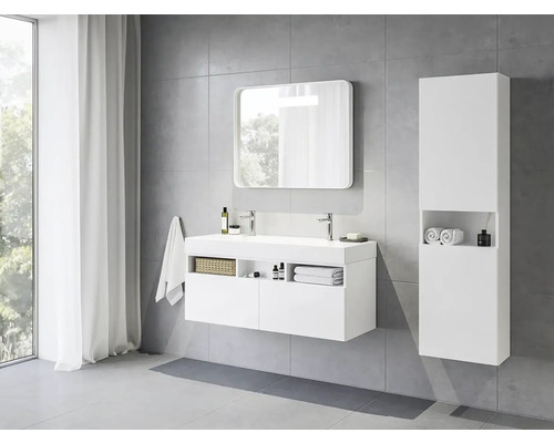 Moderná kúpeľňa s bielym umývadlom, zrkadlom a vysokou skriňou