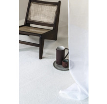 Scéna s drevenou stoličkou, džbánom, šálkou, podnosom a kobercom