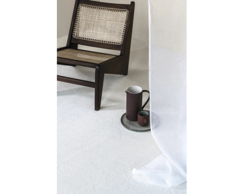 Scéna s drevenou stoličkou, džbánom, šálkou, podnosom a kobercom