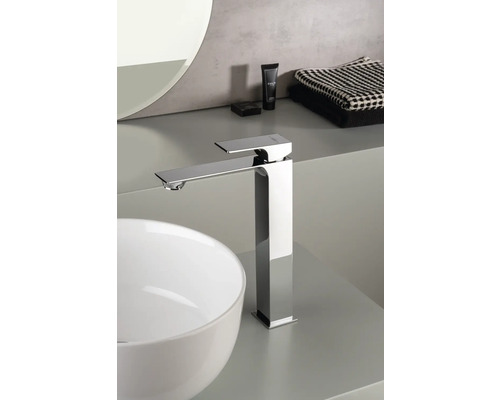 Moderná kúpeľňa s umývadlom na dosku a vysokou vodovodnou batériou