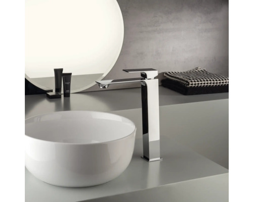 Umývadlová batéria vedľa umývadla v kúpeľni