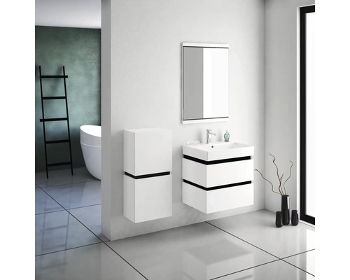 Moderná kúpeľňa s umývadlom, zrkadlovou skrinkou a policou