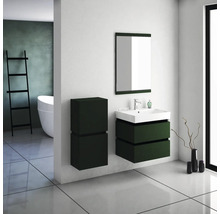 Moderná kúpeľňa s umývadlom, zrkadlom a policou