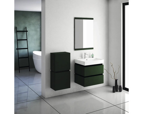 Moderná kúpeľňa s umývadlom, zrkadlom a policou