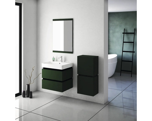 Moderná kúpeľňa s umývadlom, zrkadlom a vysokou skriňou v tmavom prevedení