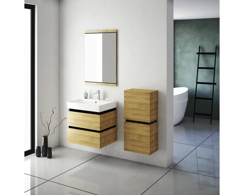 Moderná kúpeľňa s umývadlom, zrkadlom a kúpeľňovým nábytkom vo vzhľade dreva.