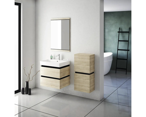 Moderná kúpeľňa s umývadlom, zrkadlovou skrinkou a vysokou skrinkou vo vzhľade dreva