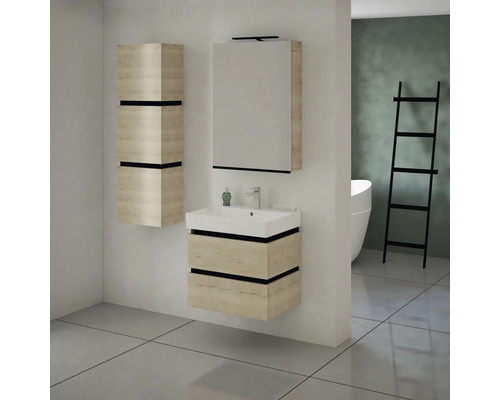 Kúpeľňa s umývadlom, zrkadlovou skrinkou a vysokou skrinkou v drevenom vzhľade a rebríkovou policou