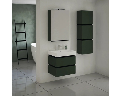 Moderná kúpeľňa s umývadlom, zrkadlovou skrinkou a regálom