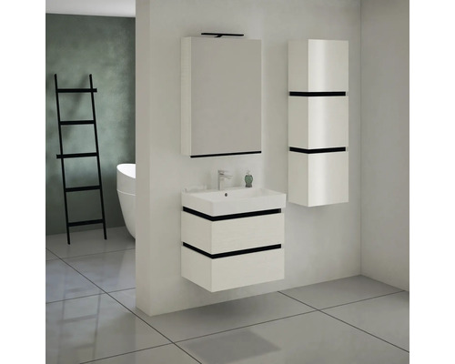 Kúpeľňová scéna s bielym umývadlom, zrkadlovou skrinkou a vysokou skrinkou