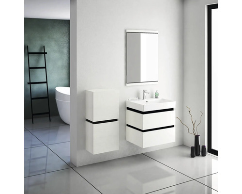 Kúpeľňa s bielym umývadlom, zrkadlovou skrinkou a vysokou skrinkou na bielej stene