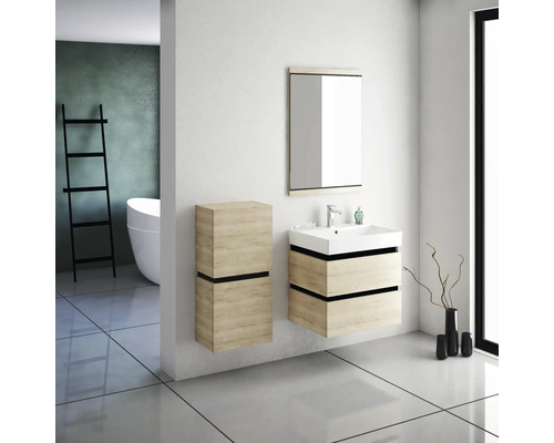 Kúpeľňa s umývadlom, zrkadlovou skrinkou a vysokou skrinkou vo svetlom drevenom dekore