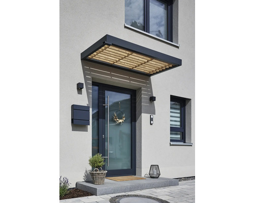 Vstupný priestor domu so strieškou a vchodovými dverami