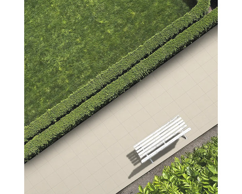 Pohľad zhora na záhradu s trávnikom, živým plotom, dlažobnými kockami a drevenou lavicou