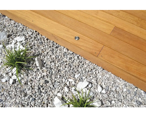 Drevené terasové dosky so zabudovaným osvetlením a štrkovým lôžkom